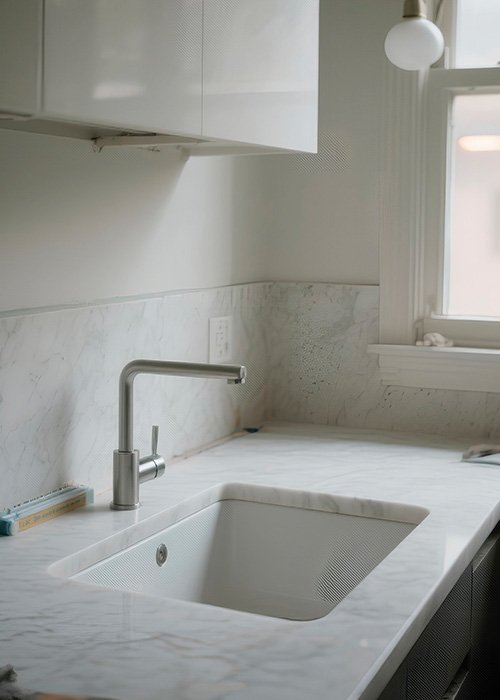 Instalación de encimera de cuarzo con fregadero bajo encimera en cocina de Pontevedra