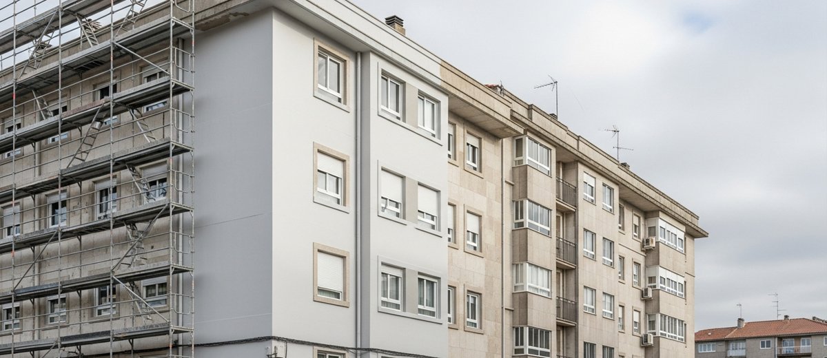 Rehabilitación de fachada en Pontevedra con andamio y pintura