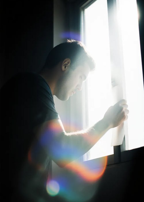 Sellado perimetral con cinta expansiva durante la instalación de ventana